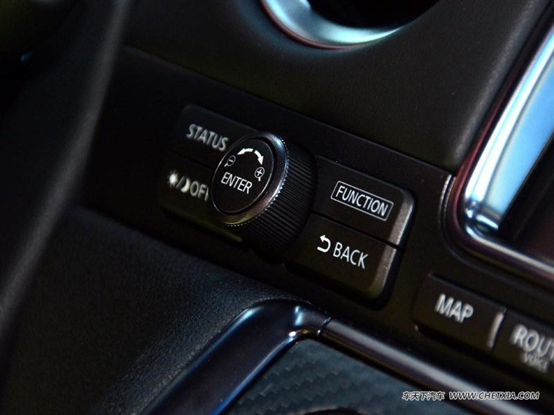 日产(进口) 日产GT-R 日产GT-R 2015款 3.8T 时尚米白内饰版 中控方向盘